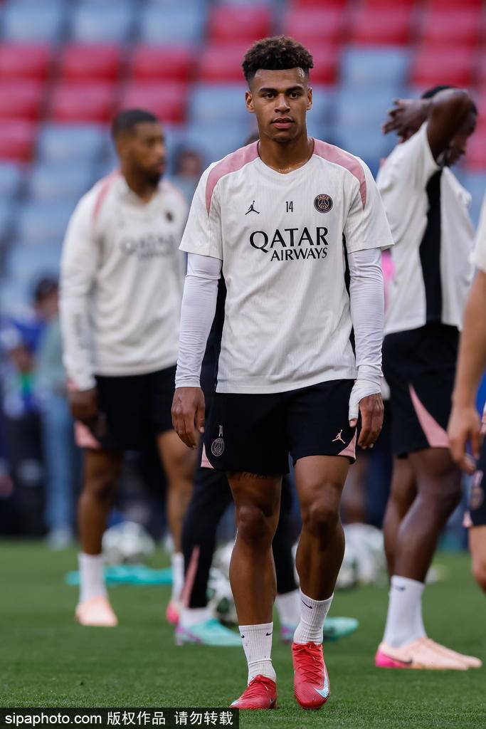 19岁天才杜埃引爆欧冠！曼联阿森纳肠子悔青，杰拉德：他将统治十年！